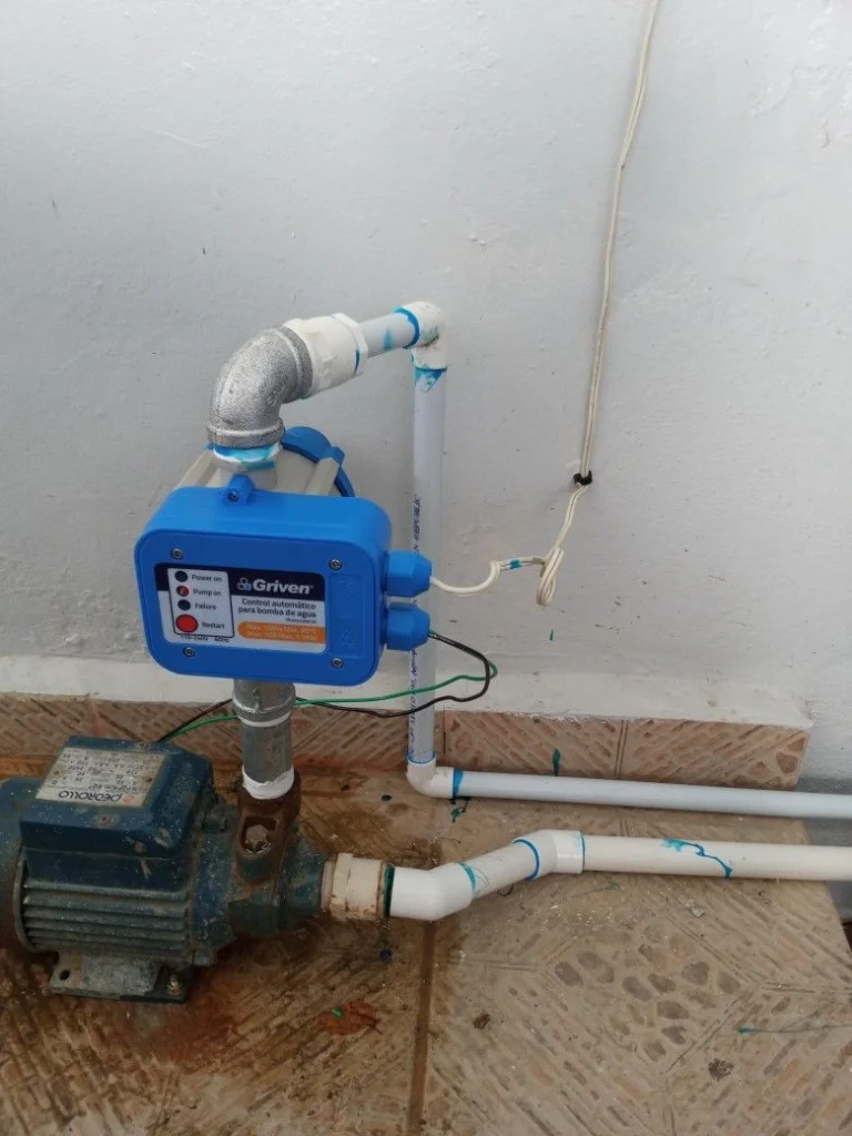 فني سباكة يقوم بعملية تركيب مضخات مياه بالدمام لفيلا سكنية.